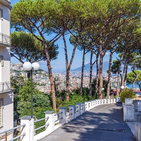 Apartament Romantic Place With Pines, Cats, Stunning View And Parking