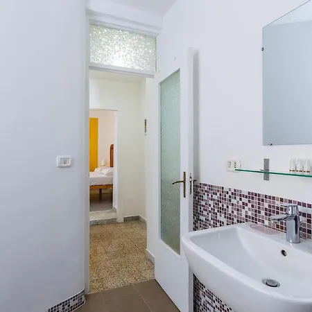 Romantic Place With Pines, Cats, Stunning View And Parking