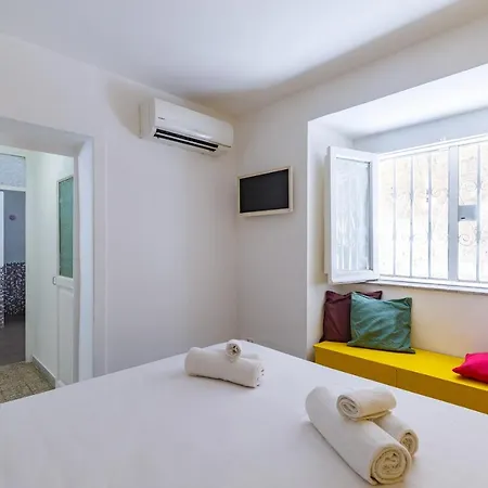 Apartament Romantic Place With Pines, Cats, Stunning View And Parking