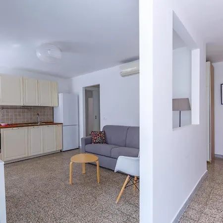 Romantic Place With Pines, Cats, Stunning View And Parking