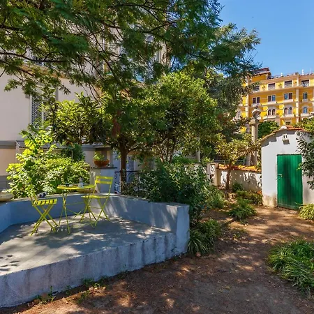 Apartament Romantic Place With Pines, Cats, Stunning View And Parking