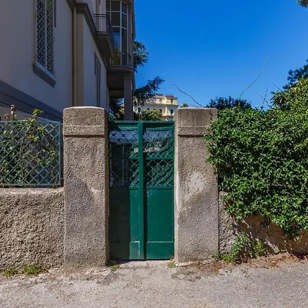 Apartament Romantic Place With Pines, Cats, Stunning View And Parking