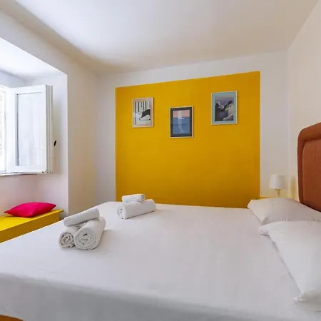 Apartament Romantic Place With Pines, Cats, Stunning View And Parking Neapol