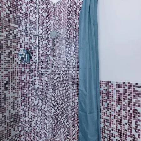 Romantic Place With Pines, Cats, Stunning View And Parking