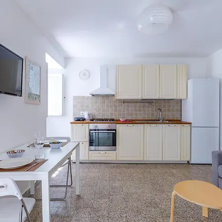 Romantic Place With Pines, Cats, Stunning View And Parking Neapol