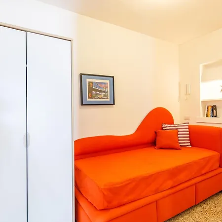 Romantic Place With Pines, Cats, Stunning View And Parking Neapol