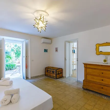 Romantic Place With Pines, Cats, Stunning View And Parking Appartamento *