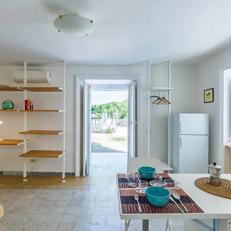 Apartament Romantic Place With Pines, Cats, Stunning View And Parking