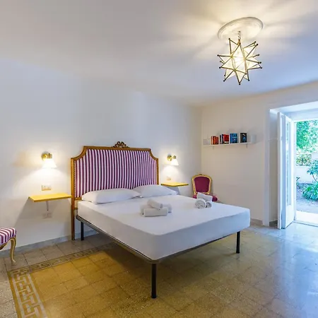 Romantic Place With Pines, Cats, Stunning View And Parking Apartament Neapol