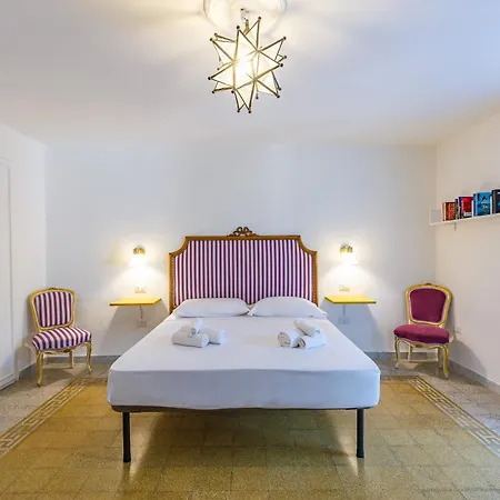 Romantic Place With Pines, Cats, Stunning View And Parking Apartament