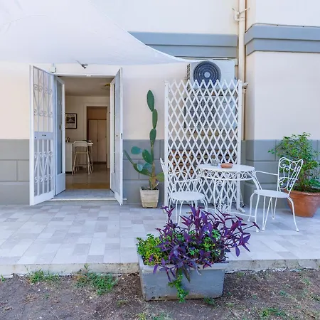 Romantic Place With Pines, Cats, Stunning View And Parking Apartament Neapol