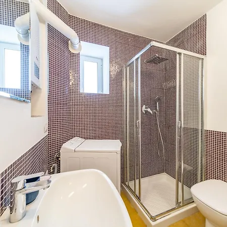 Romantic Place With Pines, Cats, Stunning View And Parking Apartament